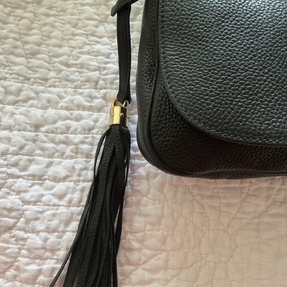 Gucci Soho flap bag. Black Crossbody Bag with Gold Chain & tassel - Picture 4 of 11
